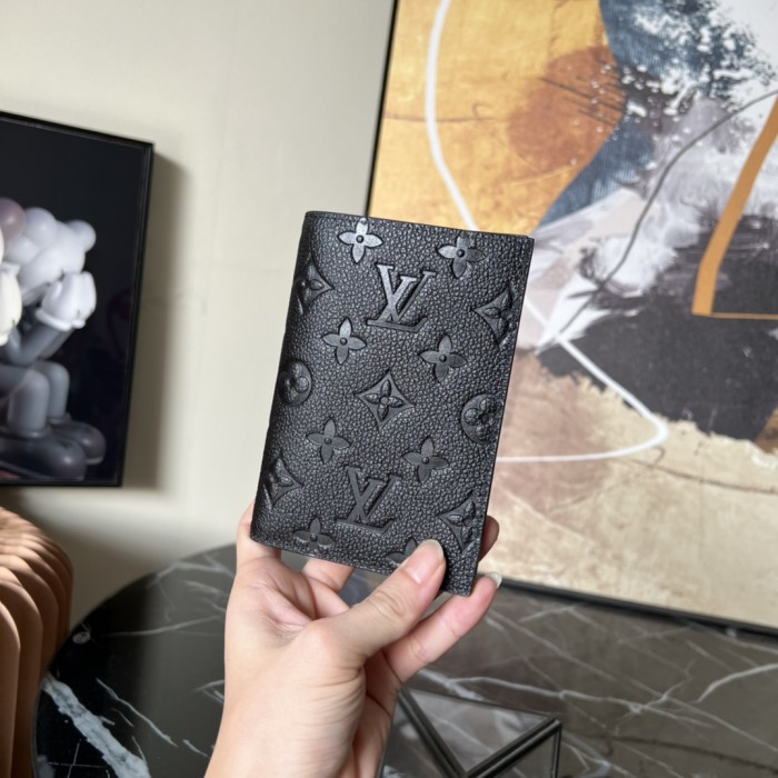 Wallet Louis Vuitton M63914 Passport Cover size 10*14*2.5 cm