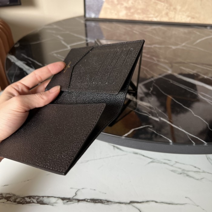 Wallet Louis Vuitton M63914 Passport Cover size 10*14*2.5 cm