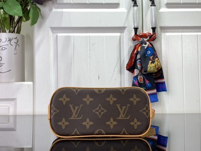 Handbag Louis Vuitton M82717 size 18*12*8cm