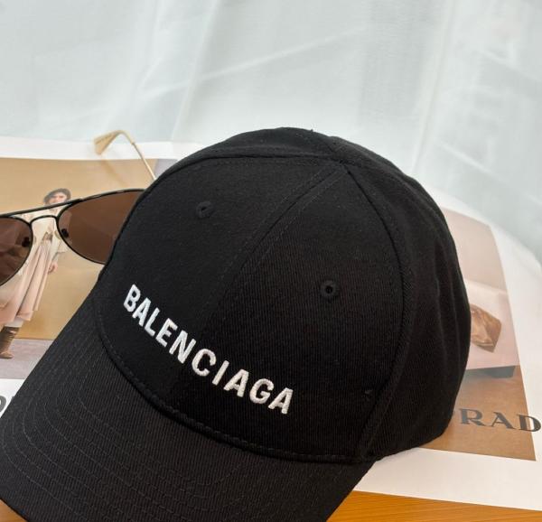 Balenciaga Cap in Black white Classic Baseball Cap with Balenciaga embroidered logo 529192310B21077
