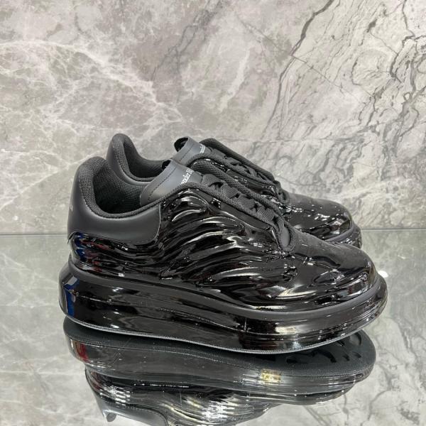 Alexander McQueen Oversized Black Lux Gloss 682398W4RY11073