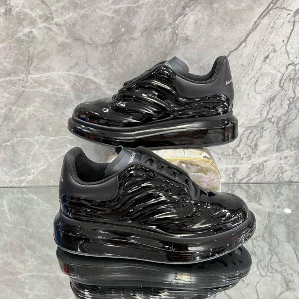 Alexander McQueen Oversized Black Lux Gloss 682398W4RY11073