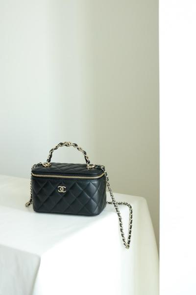 Chanel Fall-Winter 2024/25 Pre-Collection Clutch with Chain Lambskin, Strass & Gold-Tone Metal Black AP4046-D17687-94305 size 17*8*9.5 cm 