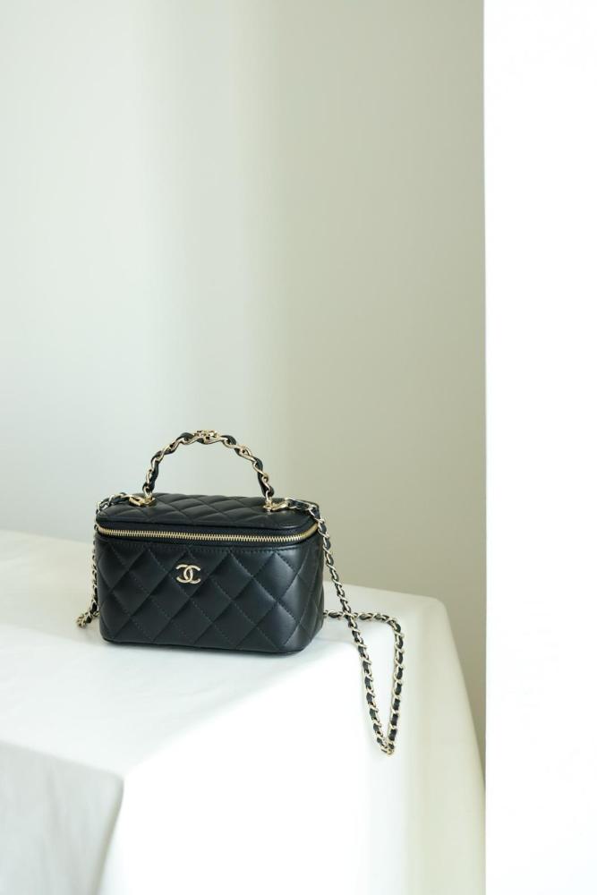 Chanel Fall-Winter 2024/25 Pre-Collection Clutch with Chain Lambskin, Strass & Gold-Tone Metal Black AP4046-D17687-94305 size 17*8*9.5 cm 