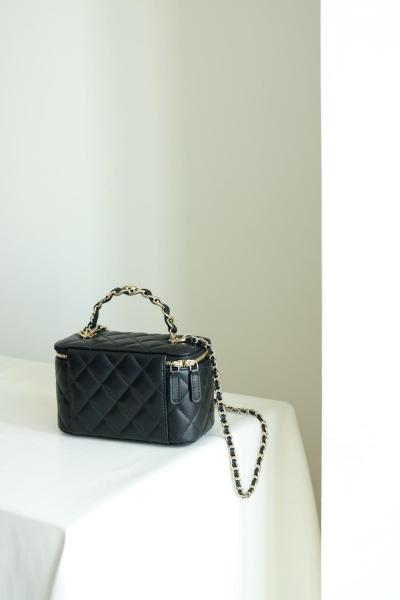 Chanel Fall-Winter 2024/25 Pre-Collection Clutch with Chain Lambskin, Strass & Gold-Tone Metal Black AP4046-D17687-94305 size 17*8*9.5 cm 