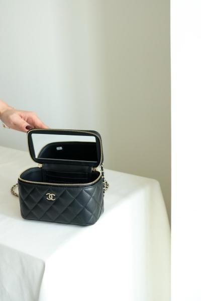 Chanel Fall-Winter 2024/25 Pre-Collection Clutch with Chain Lambskin, Strass & Gold-Tone Metal Black AP4046-D17687-94305 size 17*8*9.5 cm 