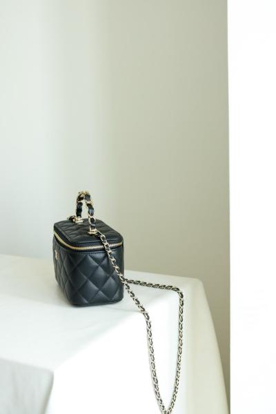 Chanel Fall-Winter 2024/25 Pre-Collection Clutch with Chain Lambskin, Strass & Gold-Tone Metal Black AP4046-D17687-94305 size 17*8*9.5 cm 