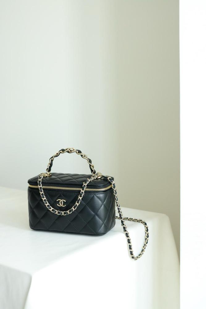 Chanel Fall-Winter 2024/25 Pre-Collection Clutch with Chain Lambskin, Strass & Gold-Tone Metal Black AP4046-D17687-94305 size 17*8*9.5 cm 