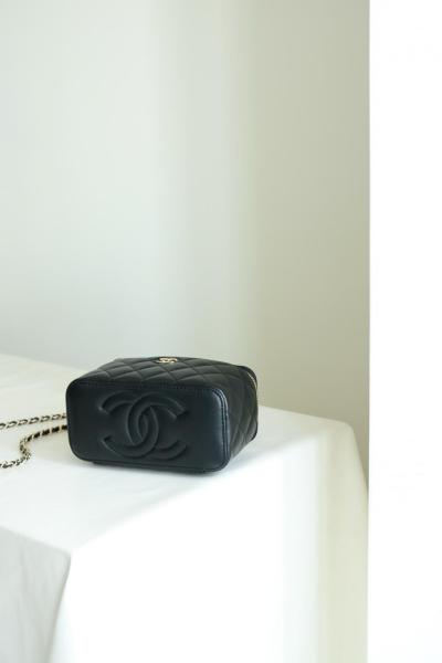 Chanel Fall-Winter 2024/25 Pre-Collection Clutch with Chain Lambskin, Strass & Gold-Tone Metal Black AP4046-D17687-94305 size 17*8*9.5 cm 