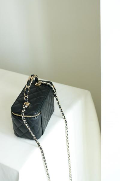 Chanel Fall-Winter 2024/25 Pre-Collection Clutch with Chain Lambskin, Strass & Gold-Tone Metal Black AP4046-D17687-94305 size 17*8*9.5 cm 