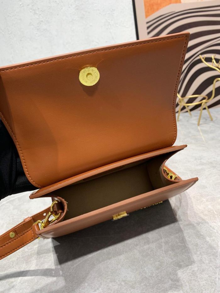 Jacquemus Le Chiquito Moyen Handbags 233BA3273072811 size 18*13.5cm