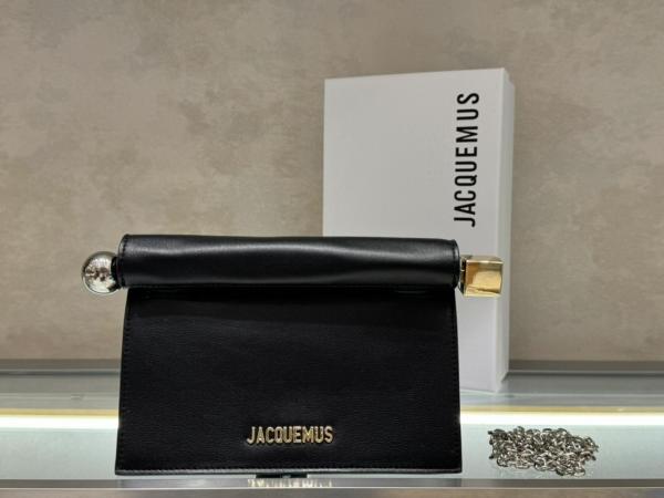 Jacquemus La Pochette Rond Carré Logo Plaque Clutch Bag 233BA3563171990 size 27*13*15 cm