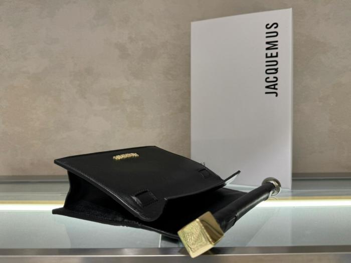 Jacquemus La Pochette Rond Carré Logo Plaque Clutch Bag 233BA3563171990 size 27*13*15 cm