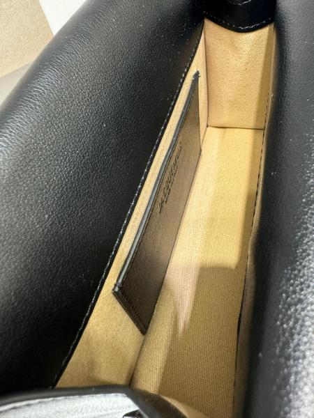 Jacquemus La Pochette Rond Carré Logo Plaque Clutch Bag 233BA3563171990 size 27*13*15 cm