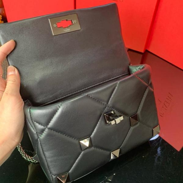 Valentino Roman Stud Sheepskin Handbag Crossbody Bag Shoulder Bag Medium Size Women's Black WW2B0I82LWB0NO size 25*10*16 cm