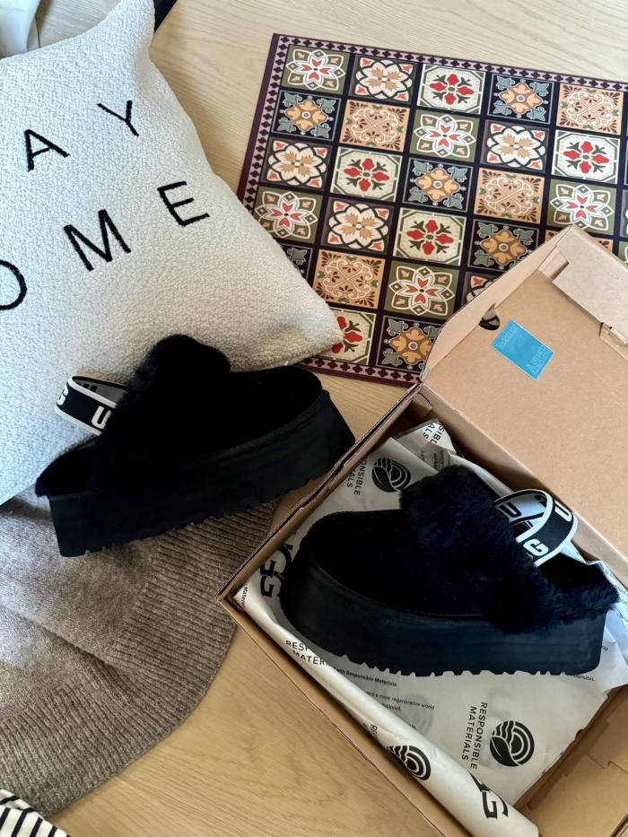 UGG Funkette Slipper Black