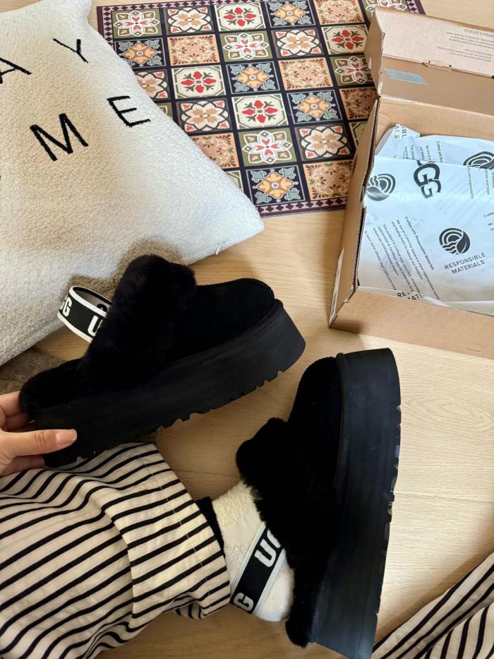 UGG Funkette Slipper Black