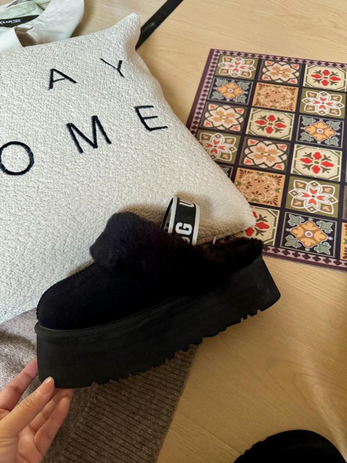 UGG Funkette Slipper Black