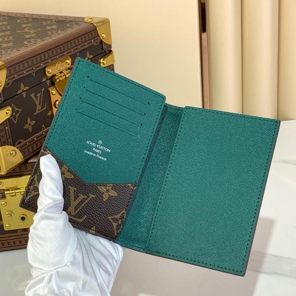 Louis Vuitton Passport Cover M12823 size 10.16*1.27*13.97 cm