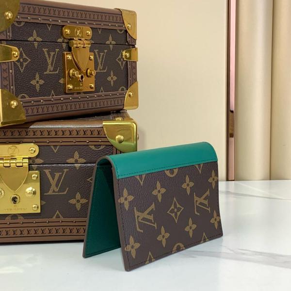Louis Vuitton Passport Cover M12823 size 10.16*1.27*13.97 cm