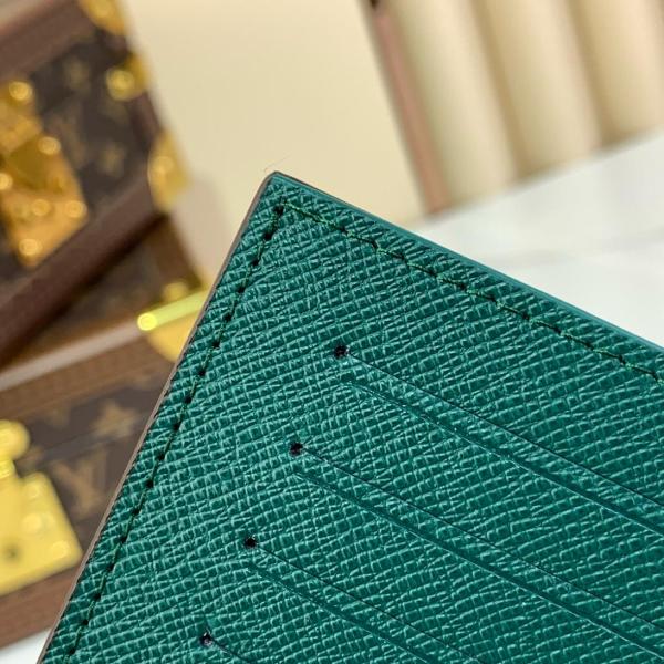 Louis Vuitton Passport Cover M12823 size 10.16*1.27*13.97 cm