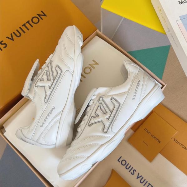 LOUIS VUITTON Footprint Soccer 2025 Spring And Summer Men's Collection Low-Top Casual Shoes Men's White