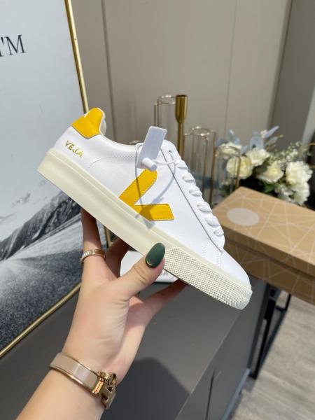 Veja Campo Low Chromefree White Ouro (Women's)