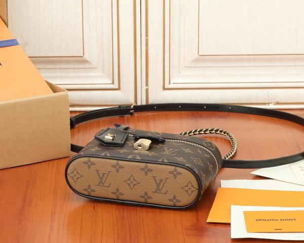 LOUIS VUITTON Vanity Chain Pouch M47125 size 19*6*12 cm