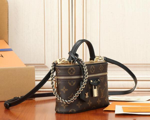 LOUIS VUITTON Vanity Chain Pouch M47125 size 19*6*12 cm