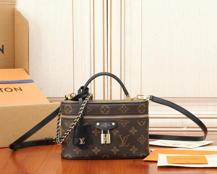 LOUIS VUITTON Vanity Chain Pouch M47125 size 19*6*12 cm