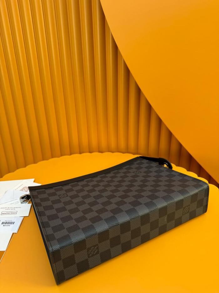 Louis Vuitton Pochette Voyage MM N41696 size 27*21*6 cm