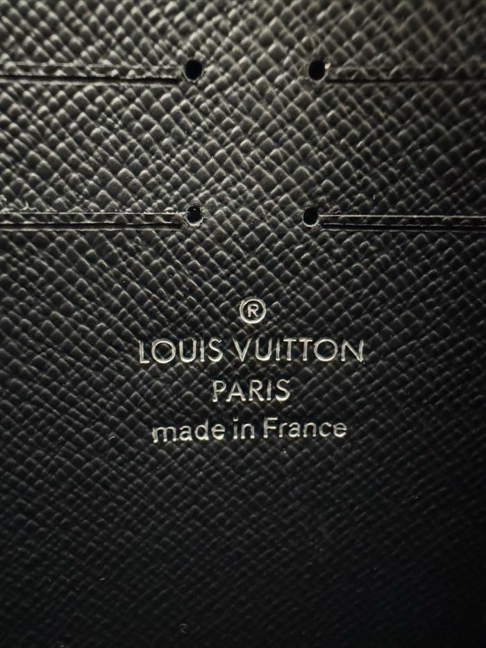 Louis Vuitton Pochette Voyage MM N41696 size 27*21*6 cm
