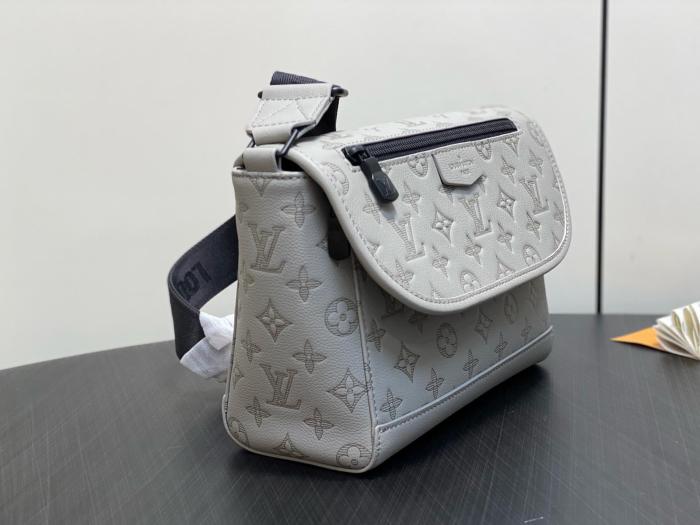 LOUIS VUITTON Pulse Messenger Logo Print Black Hardware Embossed Calfskin Crossbody Shoulder Bag Men's Grey M14912 size 26.6*11*17cm 