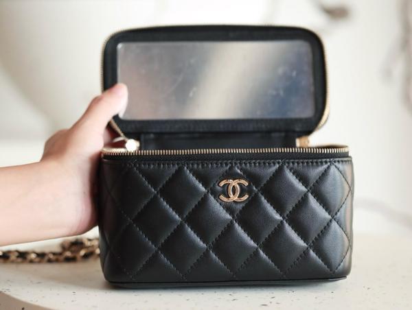 CHANEL Shiny Gold Label Diamond Leather Chain Sheepskin Box Bag Shoulder Bag Crossbody Handbag Regular Women's Black AP2199-B06660-94305 size 17*8*9.5cm