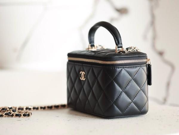 CHANEL Shiny Gold Label Diamond Leather Chain Sheepskin Box Bag Shoulder Bag Crossbody Handbag Regular Women's Black AP2199-B06660-94305 size 17*8*9.5cm