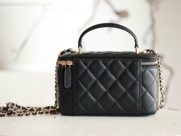 CHANEL Shiny Gold Label Diamond Leather Chain Sheepskin Box Bag Shoulder Bag Crossbody Handbag Regular Women's Black AP2199-B06660-94305 size 17*8*9.5cm