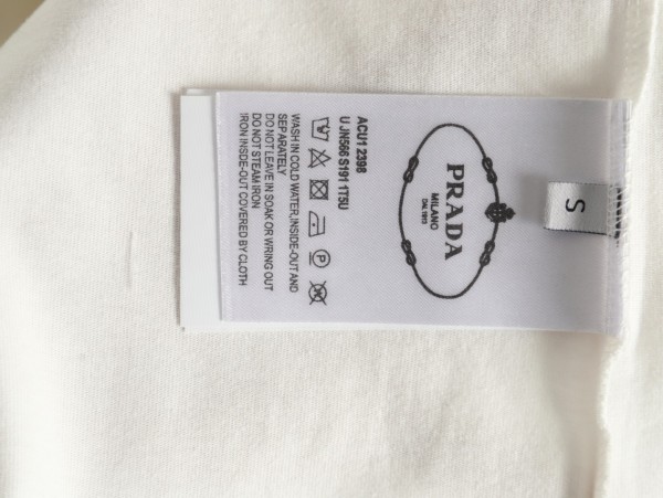  Clothes Prada 20250820-2