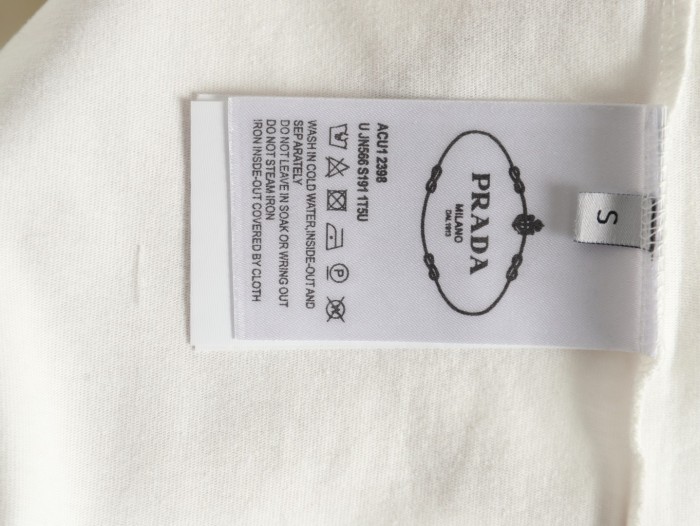  Clothes Prada 20250820-2