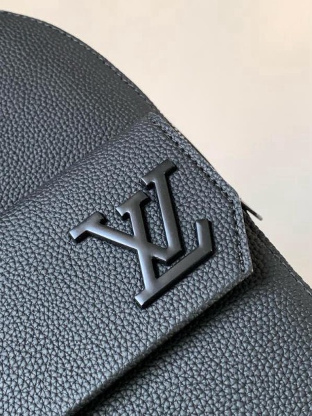 LOUIS VUITTON PILOT Adjustable Shoulder Strap Zipper Closure Cowhide Crossbody Chest Bag Regular Men's Black M23736 size 20*4*30 cm