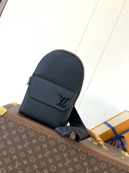LOUIS VUITTON PILOT Adjustable Shoulder Strap Zipper Closure Cowhide Crossbody Chest Bag Regular Men's Black M23736 size 20*4*30 cm