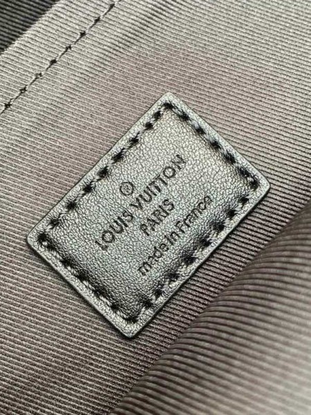 LOUIS VUITTON PILOT Adjustable Shoulder Strap Zipper Closure Cowhide Crossbody Chest Bag Regular Men's Black M23736 size 20*4*30 cm