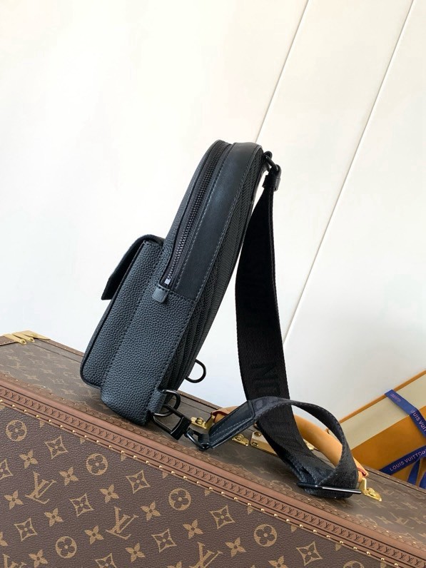 LOUIS VUITTON PILOT Adjustable Shoulder Strap Zipper Closure Cowhide Crossbody Chest Bag Regular Men's Black M23736 size 20*4*30 cm