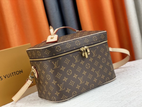 Louis Vuitton Nice Vanity M44935 size 31.5*20*21 cm
