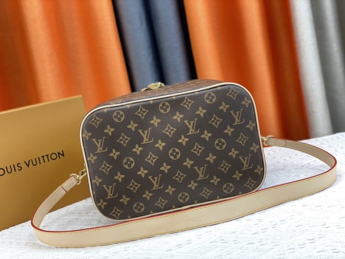 Louis Vuitton Nice Vanity M44935 size 31.5*20*21 cm