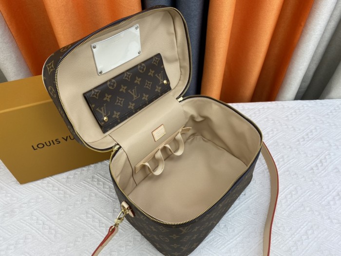 Louis Vuitton Nice Vanity M44935 size 31.5*20*21 cm