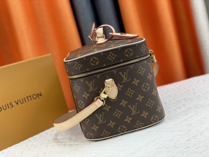 Louis Vuitton Nice Vanity M44935 size 31.5*20*21 cm
