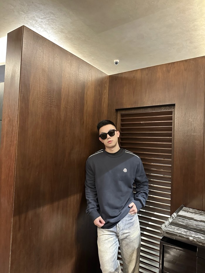 Moncler logo-appliqué sweatshirt