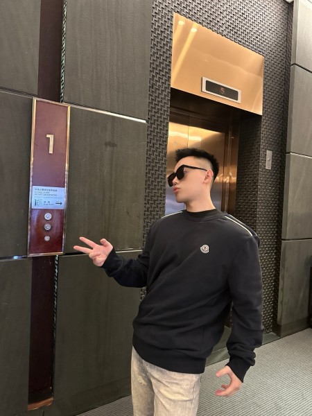 Moncler logo-appliqué sweatshirt