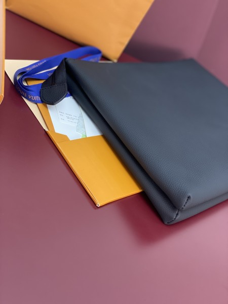 LOUIS VUITTON DUO Waxed Calfskin Clutch Men's Black M25943 size 35.5*6.5*26 cm