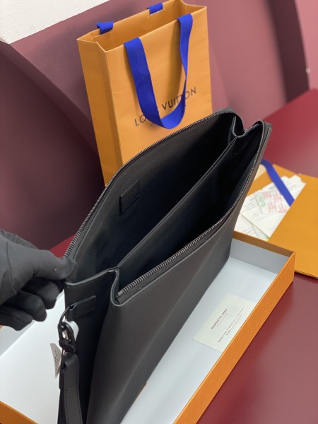 LOUIS VUITTON DUO Waxed Calfskin Clutch Men's Black M25943 size 35.5*6.5*26 cm